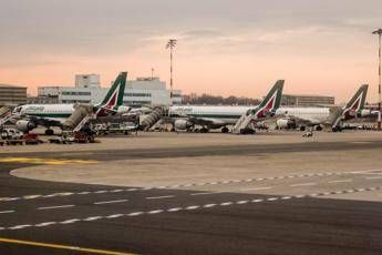 Alitalia, al via tavoli tecnici: sindacati confermano sciopero 5 aprile Alitalia, al via tavoli tecnici: sindacati confermano sciopero 5 aprile