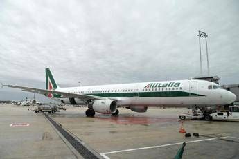 Alitalia, Delrio: C'è interesse per la compagnia Alitalia, Delrio: C'è interesse per la compagnia