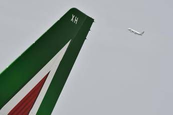 Alitalia, accordo azienda-sindacati: contratto prorogato al 31 ottobre Alitalia, accordo azienda-sindacati: contratto prorogato al 31 ottobre
