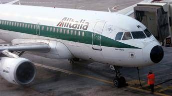 Alitalia, trattativa governo-azienda-sindacati fissata l'8 luglio. Lupi: Dobbiamo chiudere Alitalia, trattativa governo-azienda-sindacati fissata l'8 luglio. Lupi: Dobbiamo chiudere