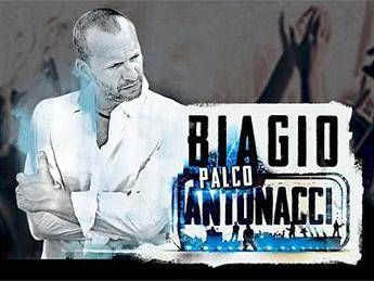 Biagio Antonacci con Ramazzotti e Pausini: tris di stelle sul palco di S. Siro Biagio Antonacci con Ramazzotti e Pausini: tris di stelle sul palco di S. Siro