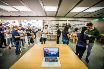 Arriva Apple Pay, shopping con un 'touch' e la carta è al sicuro Arriva Apple Pay, shopping con un 'touch' e la carta è al sicuro