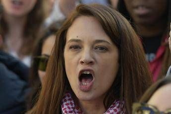 Sei una m..., Kompagna sfigata: lite tra Asia Argento e Salvini Sei una m..., Kompagna sfigata: lite tra Asia Argento e Salvini
