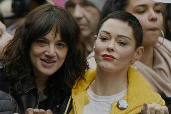 Accuse e veleni, l'ex amica Rose contro Asia Accuse e veleni, l'ex amica Rose contro Asia