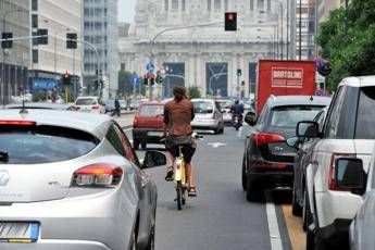 Ciclisti, divieto di sorpasso a meno di 1,5 metri Ciclisti, divieto di sorpasso a meno di 1,5 metri