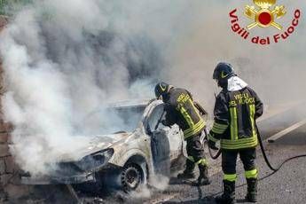Roma, auto in fiamme sul Gra Roma, auto in fiamme sul Gra