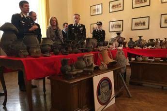 Vasi etruschi in salotto, boom di reperti confiscati Vasi etruschi in salotto, boom di reperti confiscati