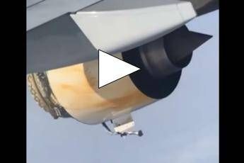 Esplode motore in volo, paura sull'aereo Air France Esplode motore in volo, paura sull'aereo Air France
