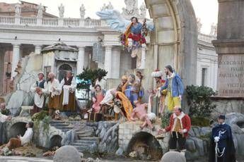 Natale, in piazza San Pietro accese le luci del presepe e dell'albero Natale, in piazza San Pietro accese le luci del presepe e dell'albero
