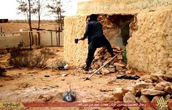 L'Is distrugge un mausoleo libico vicino Tripoli L'Is distrugge un mausoleo libico vicino Tripoli
