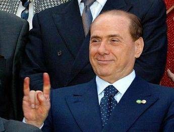 Albero della Libertà, l'ultima scaramanzia di Berlusconi Albero della Libertà, l'ultima scaramanzia di Berlusconi