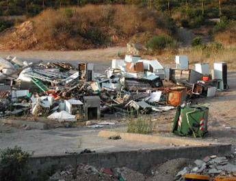 Pneumatici, batterie e immondizia: è allarme rifiuti abbandonati in campagna Pneumatici, batterie e immondizia: è allarme rifiuti abbandonati in campagna