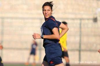 L'Egitto ha un primo arbitro donna, l'entusiasmo dei tifosi sugli spalti e sui social media L'Egitto ha un primo arbitro donna, l'entusiasmo dei tifosi sugli spalti e sui social media