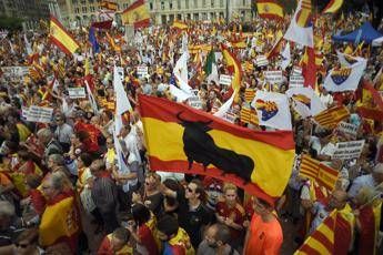 Spagna, è festa nazionale: migliaia in piazza a Barcellona Spagna, è festa nazionale: migliaia in piazza a Barcellona