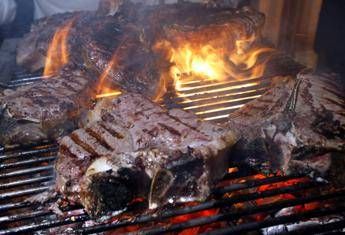La bistecca è cotta male e non vuole pagare, turista pestato dai camerieri a Venezia La bistecca è cotta male e non vuole pagare, turista pestato dai camerieri a Venezia