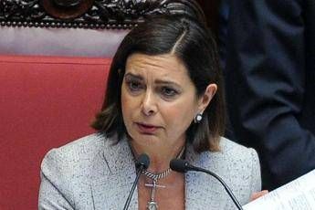 Insulti razzisti, Salvini e il centrodestra difendono il poliziotto sospeso Insulti razzisti, Salvini e il centrodestra difendono il poliziotto sospeso
