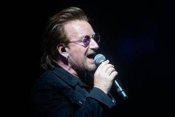 Bono è senza voce, il concerto viene interrotto Bono è senza voce, il concerto viene interrotto