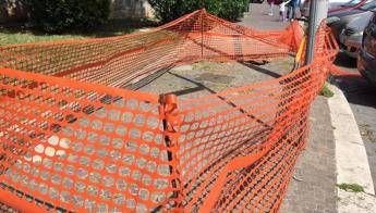 Roma, anziana inghiottita da buca in strada Roma, anziana inghiottita da buca in strada