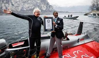 Buzzi vola a 277 km/h sul lago di Como Buzzi vola a 277 km/h sul lago di Como