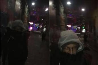 Ecco il volto di Banksy: artista 'smascherato' a Melbourne, ma la rete si divide /Video Ecco il volto di Banksy: artista 'smascherato' a Melbourne, ma la rete si divide /Video