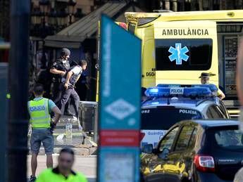 Isis attacca Barcellona: è strage Isis attacca Barcellona: è strage