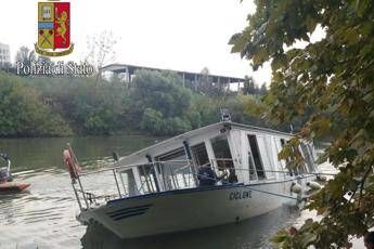Roma, battello affonda nel Tevere: 70 persone in salvo Roma, battello affonda nel Tevere: 70 persone in salvo
