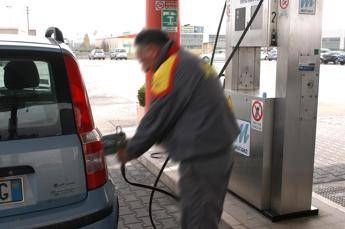 Carburanti, prezzi ancora in calo Carburanti, prezzi ancora in calo