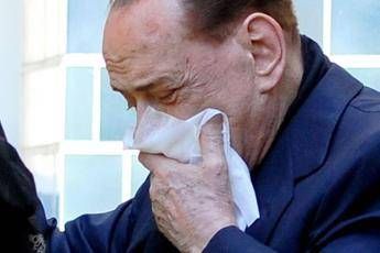 Cade alla cena di Pier Silvio, punti al labbro per Berlusconi Cade alla cena di Pier Silvio, punti al labbro per Berlusconi