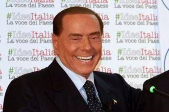 Berlusconi scherza: Farò casting cameriere, sono un birichino Berlusconi scherza: Farò casting cameriere, sono un birichino