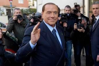 Berlusconi: No alla fiducia, staremo all'opposizione Berlusconi: No alla fiducia, staremo all'opposizione