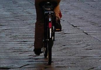 L'auto blocca la pista ciclabile, 'Hulk' la sposta /Video L'auto blocca la pista ciclabile, 'Hulk' la sposta /Video