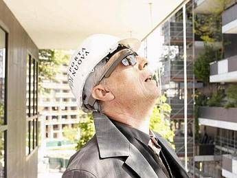 Stefano Boeri 'osserva' il bosco verticale attraverso i Google Glass Stefano Boeri 'osserva' il bosco verticale attraverso i Google Glass