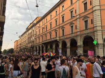 Gay Pride, un fiume arcobaleno per le strade di Milano e Bologna Gay Pride, un fiume arcobaleno per le strade di Milano e Bologna