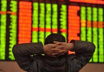 Crollo delle borse asiatiche, Shanghai e Shenzhen perdono oltre il 7%: chiuse per ribasso Crollo delle borse asiatiche, Shanghai e Shenzhen perdono oltre il 7%: chiuse per ribasso