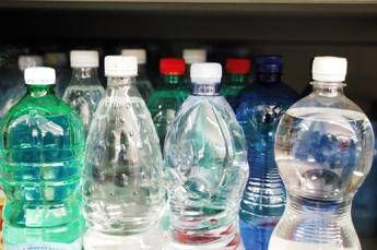 Costa: Vietare bottiglie di plastica in edifici pubblici Costa: Vietare bottiglie di plastica in edifici pubblici