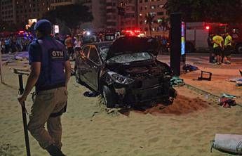 Neonato falciato sul marciapiede: tragedia a Rio Neonato falciato sul marciapiede: tragedia a Rio
