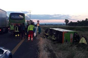 Bus fuori strada sull'A4: 20 feriti Bus fuori strada sull'A4: 20 feriti