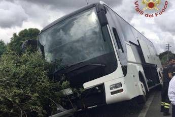 Roma, pullman con alunni in gita finisce fuori strada Roma, pullman con alunni in gita finisce fuori strada