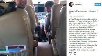 Jet e polemiche, la signora Bonolis si scusa Jet e polemiche, la signora Bonolis si scusa