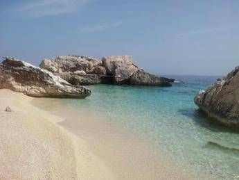 In Sardegna la spiaggia più bella d'Italia, ai Caraibi la più apprezzata al mondo/Foto In Sardegna la spiaggia più bella d'Italia, ai Caraibi la più apprezzata al mondo/Foto