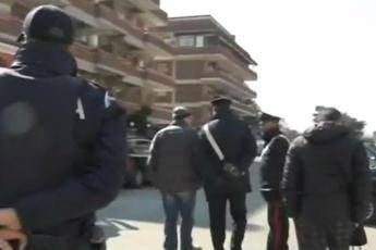 Barricato in casa con le figlie, fiato sospeso a Latina Barricato in casa con le figlie, fiato sospeso a Latina