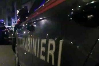 Loro litigano, lui li deruba Loro litigano, lui li deruba