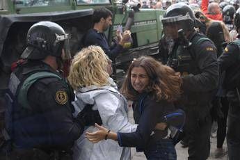 Molestie sessuali da parte della polizia, la denuncia della sindaca di Barcellona Molestie sessuali da parte della polizia, la denuncia della sindaca di Barcellona