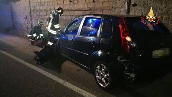 Schianto contro guardrail, morto 20enne Schianto contro guardrail, morto 20enne