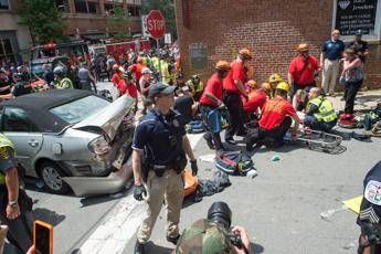 Usa, auto travolge corteo antirazzista: muore una donna Usa, auto travolge corteo antirazzista: muore una donna