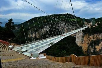 Troppi turisti: chiuso il ponte di vetro più grande del mondo Troppi turisti: chiuso il ponte di vetro più grande del mondo
