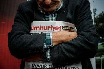 Turchia, tribunale ordina il carcere per 9 giornalisti e dirigenti di Cumhuriyet Turchia, tribunale ordina il carcere per 9 giornalisti e dirigenti di Cumhuriyet