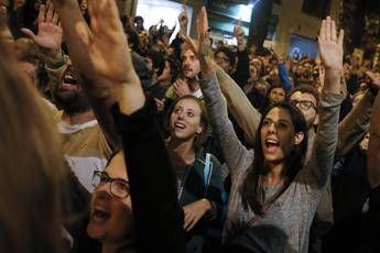 Catalogna, voto ad alta tensione: cariche e spari Catalogna, voto ad alta tensione: cariche e spari