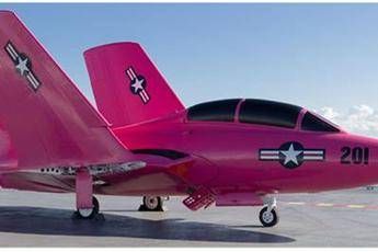 Jet Rosa sulla portaerei Usa, un caccia contro i tumori Jet Rosa sulla portaerei Usa, un caccia contro i tumori