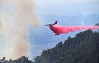 Brucia la California: un morto e centinaia di evacuati Brucia la California: un morto e centinaia di evacuati